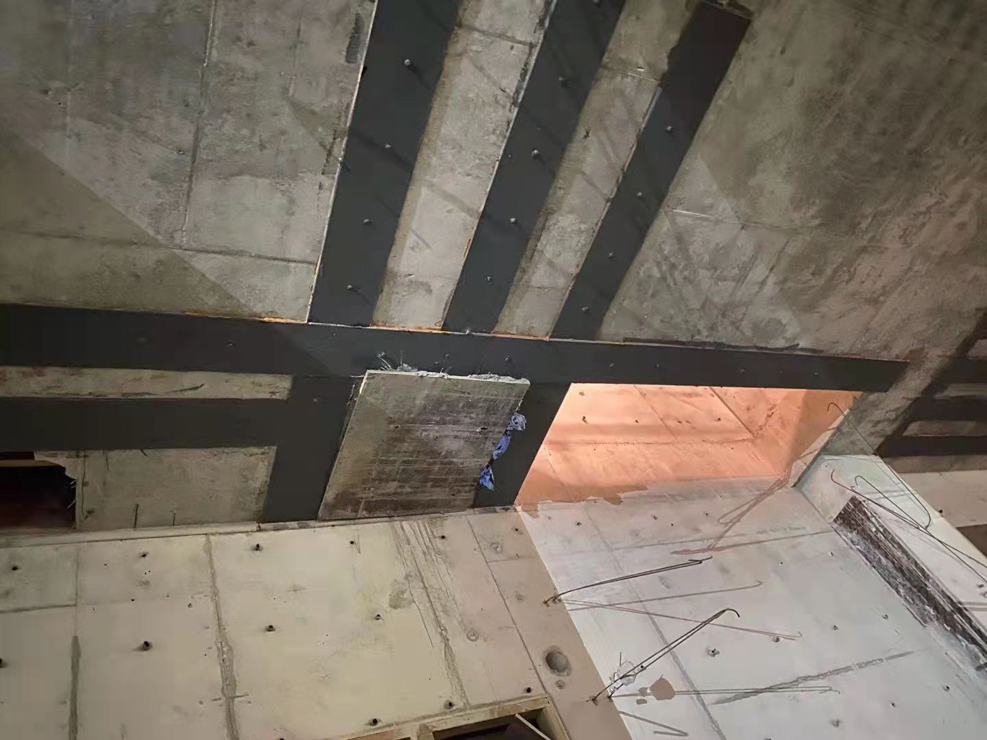 衢州楼板开洞用粘钢加固还是碳纤维布加固